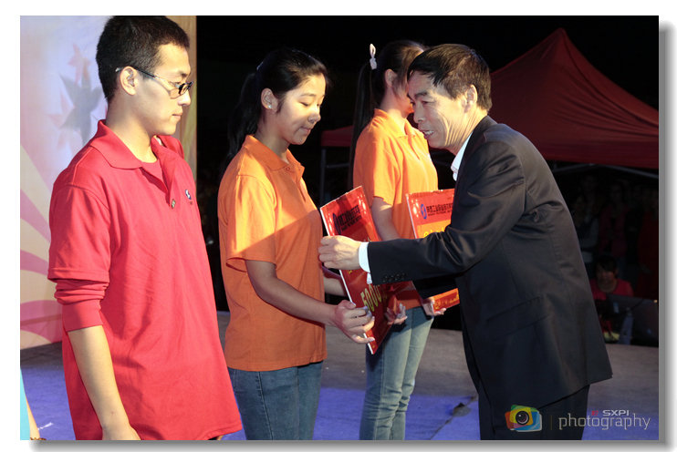 副院长赵嘉骏为受到表彰的同学颁奖