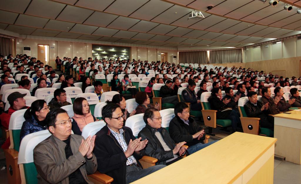 400余名教职工聆听呼老师的报告