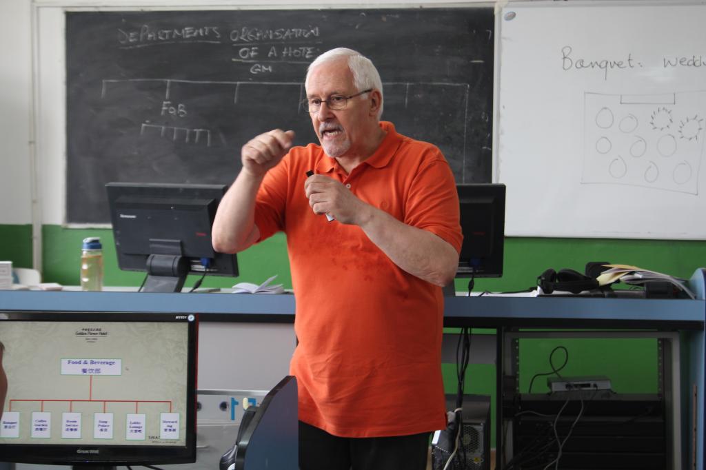 约翰•斯密斯在给学生上课