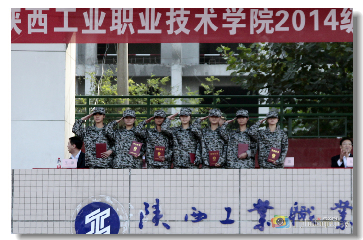 学院及部队领导为获奖集体和个人颁发奖状和证书