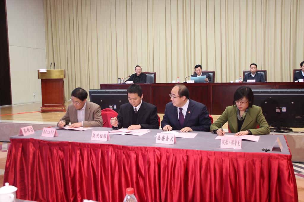王天哲副书记代表我院与西安交通大学、彼得•德鲁克管理学院同时与陕西汽车控股集团有限公司签订人才培训合作协议