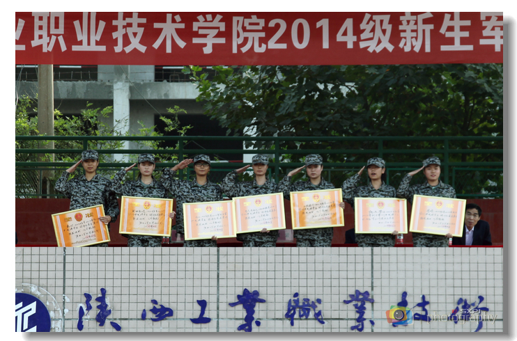 学院及部队领导为获奖集体和个人颁发奖状和证书