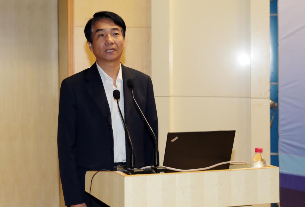 党委书记崔岩宣布大赛闭幕