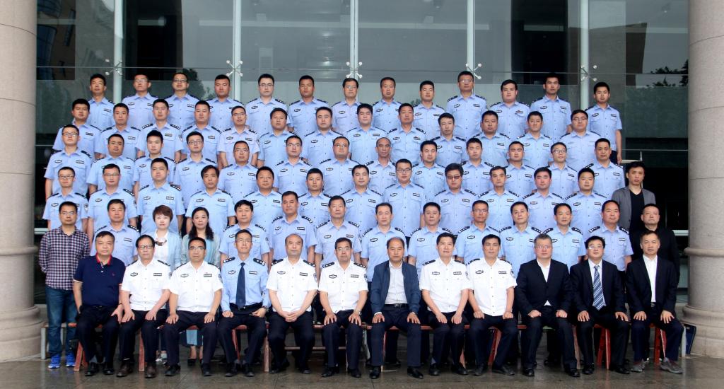 与会领导与全体学员合影留念
