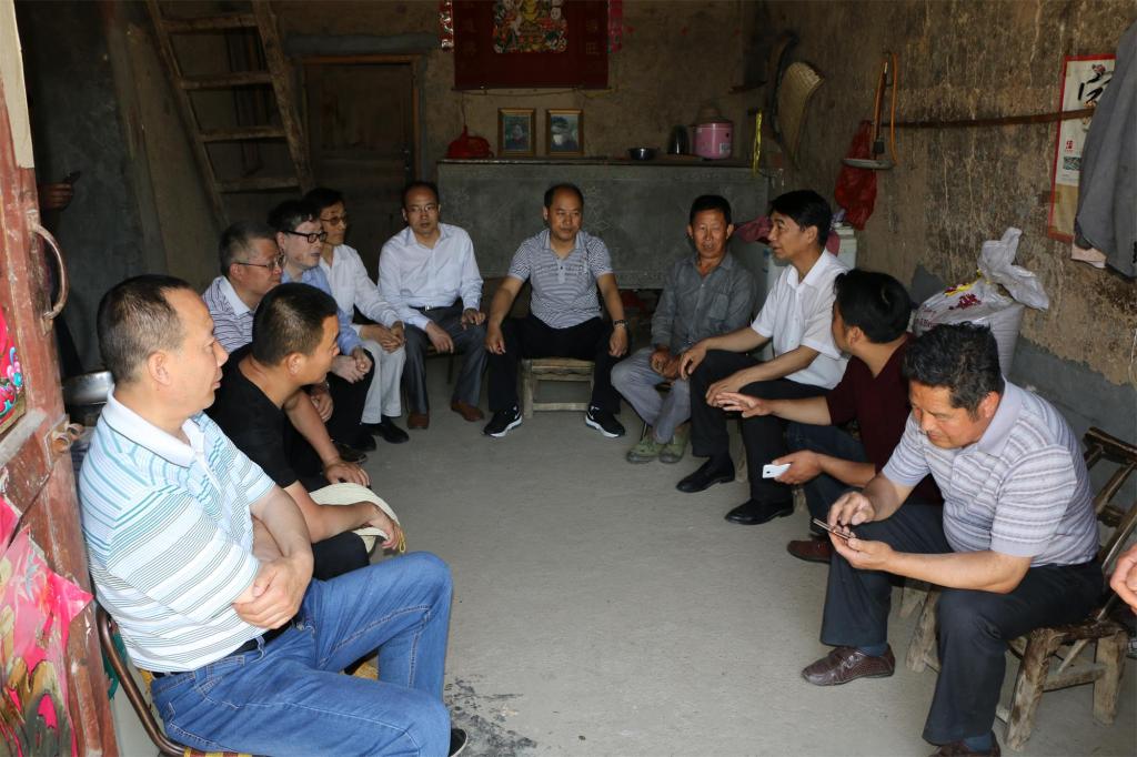 崔岩书记一行深入我院定点帮扶贫困户家中进行实地考察