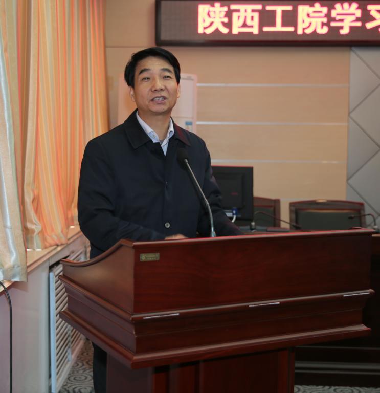 党委书记崔岩主持学习并讲话