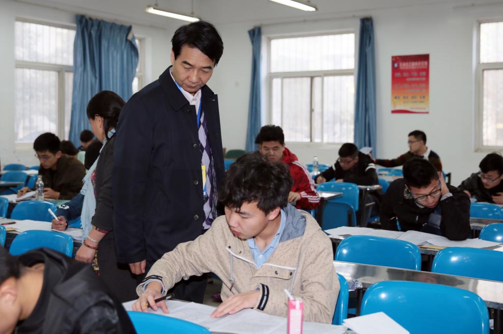 党委书记崔岩在考场巡考指导