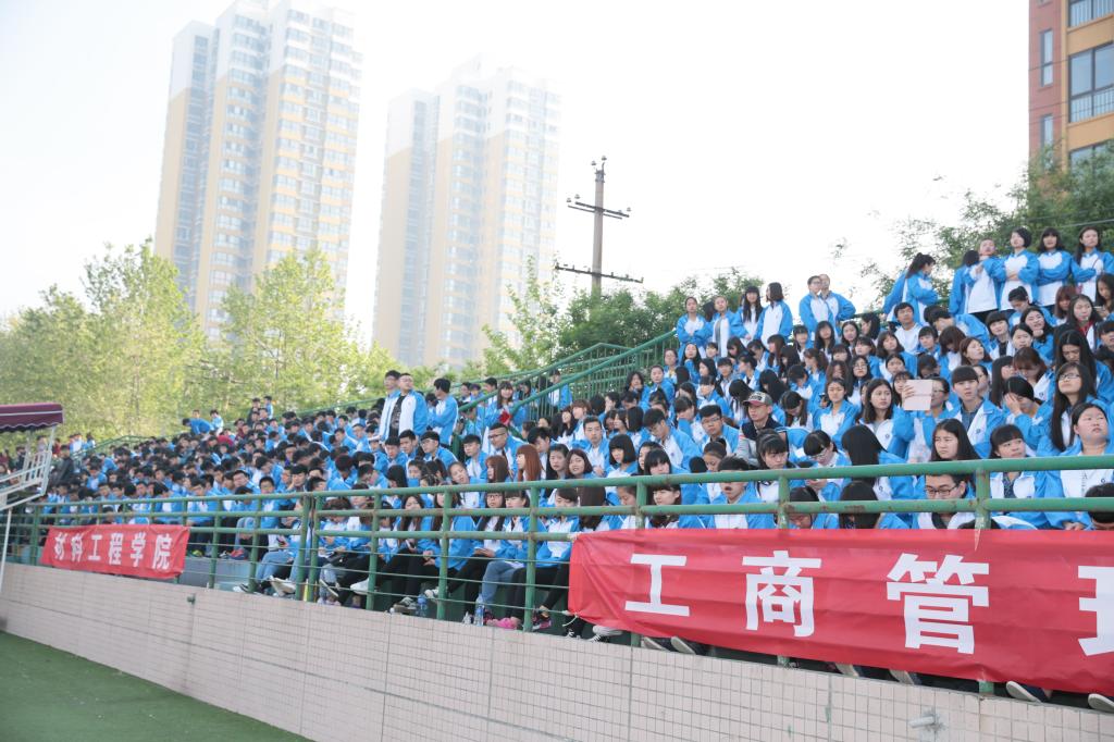 观众们纷纷鼓掌喝彩