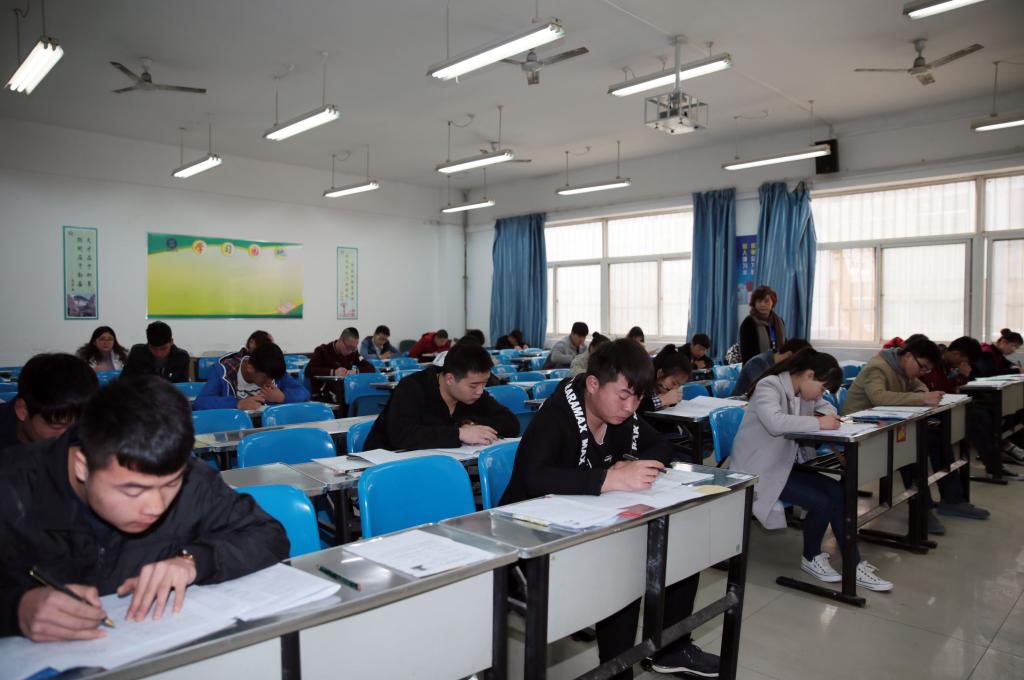 考生们认真答题,沉着应战