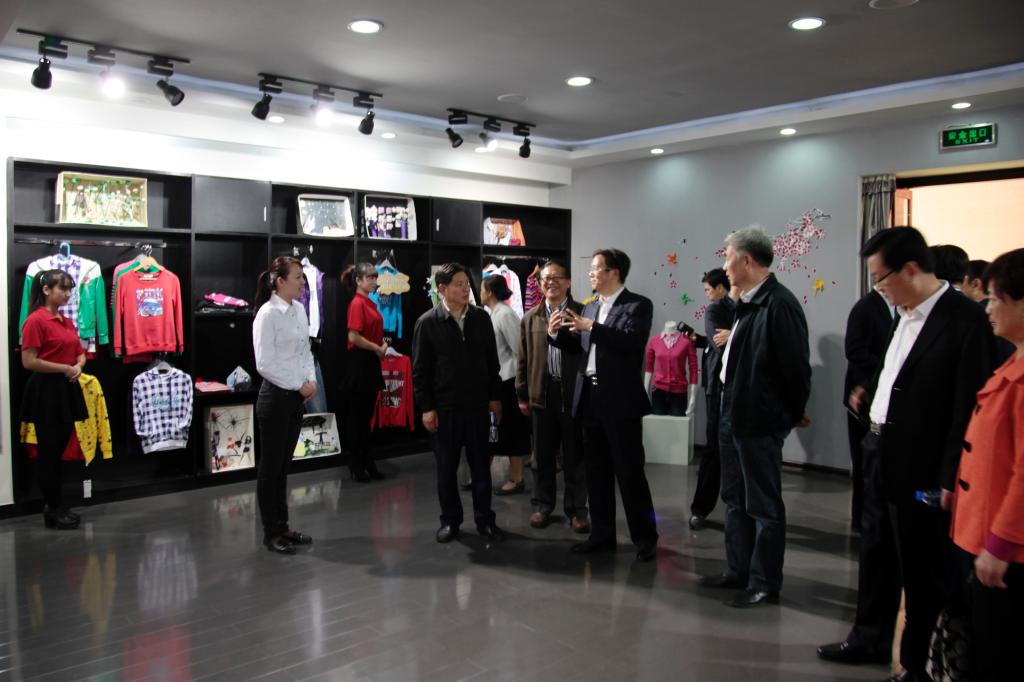 省人大执法检查组考察服装营销实训店
