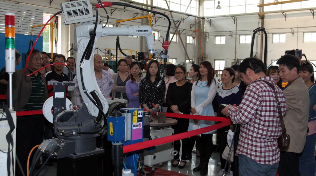 观看自动焊接机器人演示