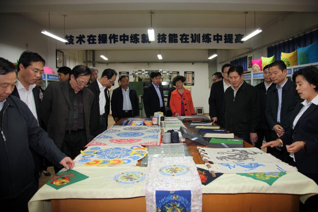 省人大执法检查组观看纺织专业学生技能作品