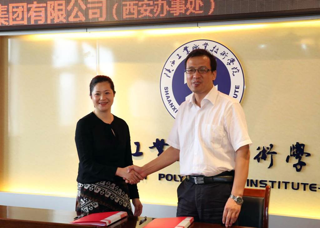 校企双方领导签署现代学徒人才培养协议