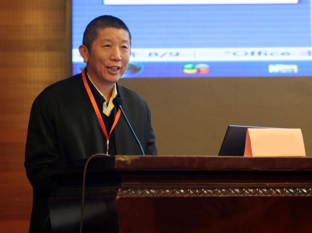 全国高职研究会副理事长、武汉职业技术学院院长李洪渠主持第二阶段的会议