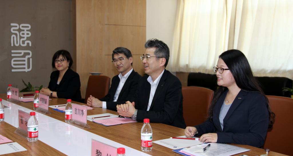 欧姆龙本社董事、GMI本部长吉川净,欧姆龙(中国)有限公司副总经理中道教显、欧姆龙(中国)有限公司战略企划室室长刘越一行