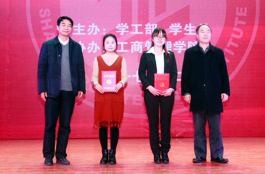 省委高教工委学工部部长田民正、我院党委书记崔岩为一等奖获奖选手颁奖