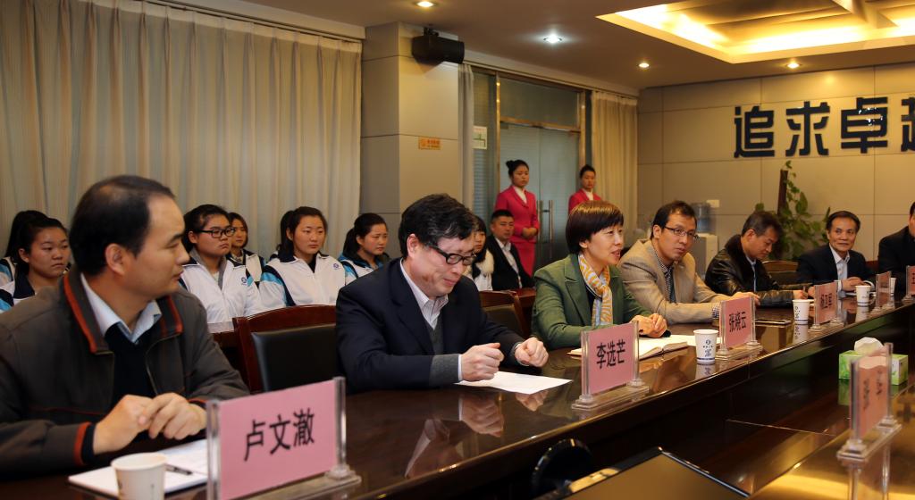 我院院长张晓云、副院长杨卫军,教务处、校企处、汽车物流学院负责同志出席仪式