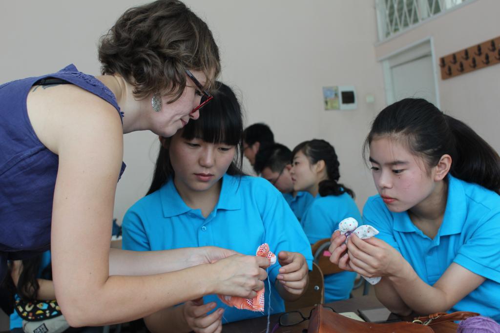 符大老师指导我院学生制作俄罗斯木偶