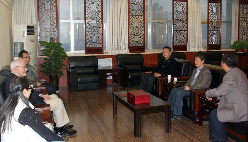 学院副院长杨卫军会见我院“三秦友谊奖”获得者约翰•斯密斯先生