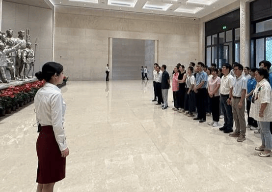 一群人站在室内 AI 生成的内容可能不正确。